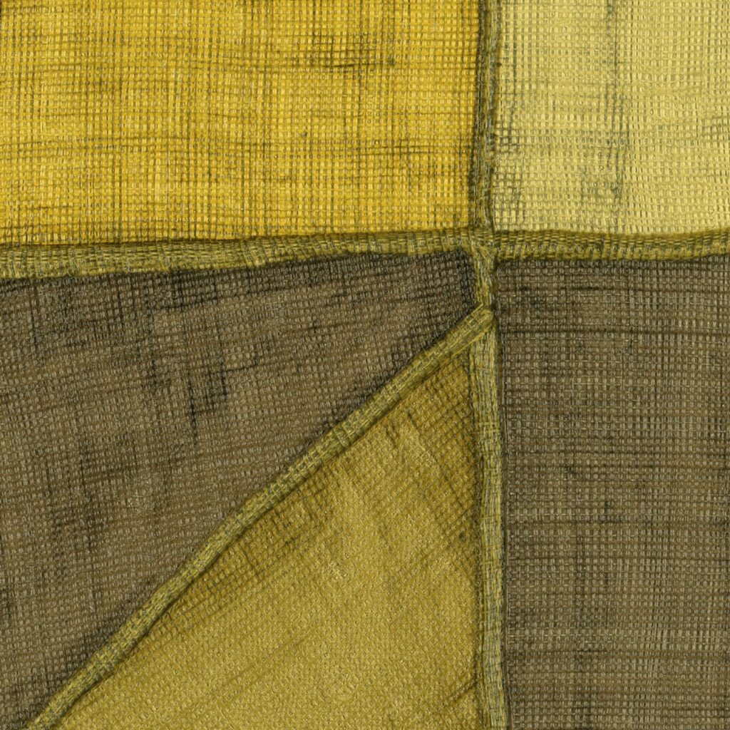 Detail van Elitis-behang La Caravane Kungbo VP 944 08 met geometrische patronen in gele en aardetinten met een textielstructuur.