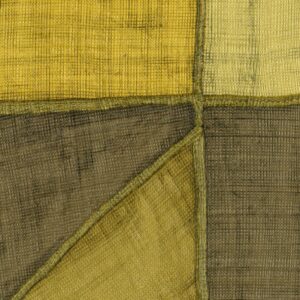 Detail van Elitis-behang La Caravane Kungbo VP 944 08 met geometrische patronen in gele en aardetinten met een textielstructuur.