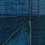 Detailopname van het Elitis-behang La Caravane Kungbo VP 944 10 met een patchwork patroon in verschillende blauwtinten.