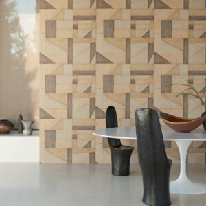 Moderne eethoek met abstract Elitis-behang La Caravane Kungbo VP 944 in aardetinten op de achtergrond.