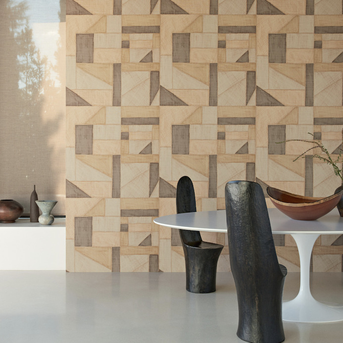 Moderne eethoek met abstract Elitis-behang La Caravane Kungbo VP 944 in aardetinten op de achtergrond.