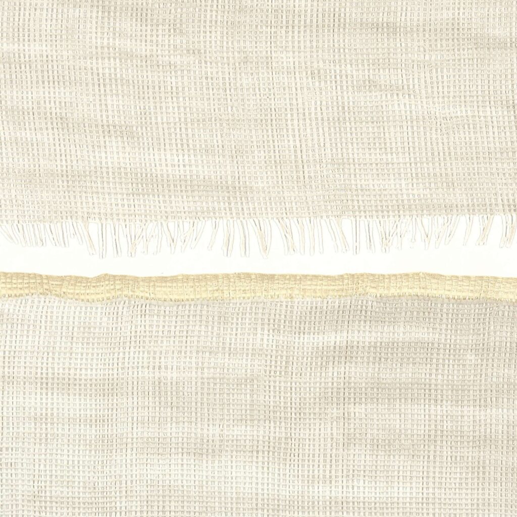 Behang met geweven textuur in neutrale tinten en franjes, uit de Elitis La Caravane Moshi Moshi collectie.