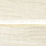 Behang met geweven textuur in neutrale tinten en franjes, uit de Elitis La Caravane Moshi Moshi collectie.