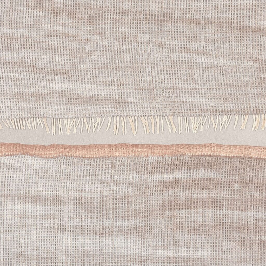 Beige Elitis-behang La Caravane Moshi Moshi VP 942 03 met linnenstructuur, franjes en natuurlijke tinten.