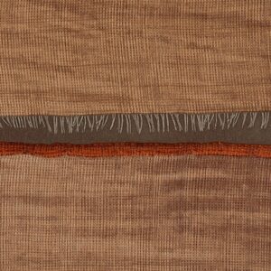 Detail van Elitis behang La Caravane Moshi Moshi VP 942 05 met een geweven textuur in aardetinten en decoratieve franjes.