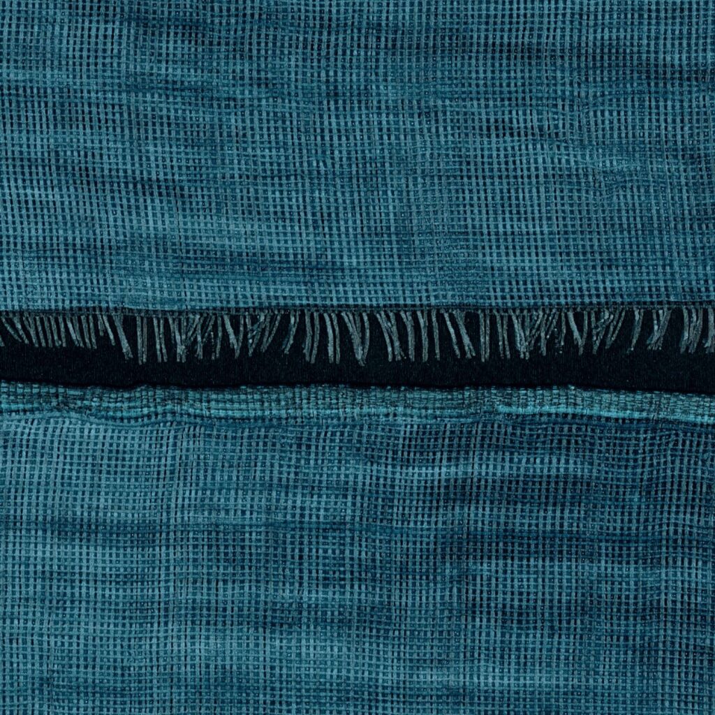 Blauw Elitis-behang uit de La Caravane Moshi Moshi collectie met een geweven textuur en franjerand.