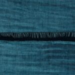 Blauw Elitis-behang uit de La Caravane Moshi Moshi collectie met een geweven textuur en franjerand.