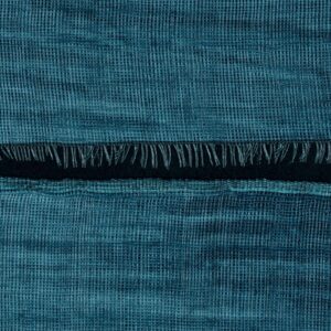 Blauw Elitis-behang uit de La Caravane Moshi Moshi collectie met een geweven textuur en franjerand.