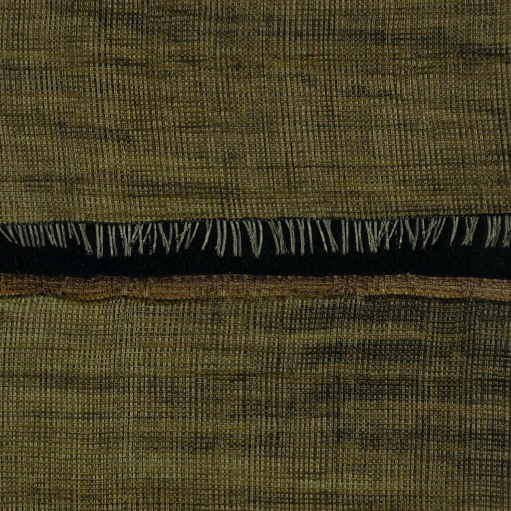 Groen-beige Elitis La Caravane Moshi Moshi VP 942 10 behang met een geweven textuur en decoratieve franjes.