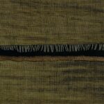 Groen-beige Elitis La Caravane Moshi Moshi VP 942 10 behang met een geweven textuur en decoratieve franjes.