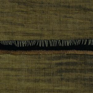 Groen-beige Elitis La Caravane Moshi Moshi VP 942 10 behang met een geweven textuur en decoratieve franjes.