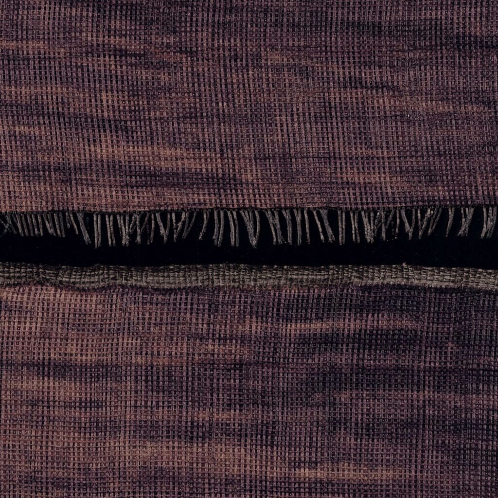 Detail van Elitis-behang La Caravane Moshi Moshi VP 942 11 met een geweven textuur in paarse en bruine tinten en een decoratieve franje.