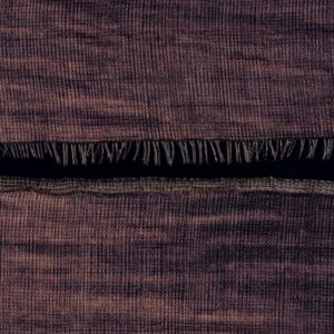 Detail van Elitis-behang La Caravane Moshi Moshi VP 942 11 met een geweven textuur in paarse en bruine tinten en een decoratieve franje.