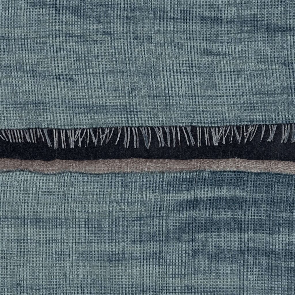 Blauw Elitis-behang La Caravane Moshi Moshi VP 942 13 met geweven textuur en decoratieve franjes.