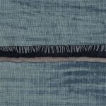 Blauw Elitis-behang La Caravane Moshi Moshi VP 942 13 met geweven textuur en decoratieve franjes.