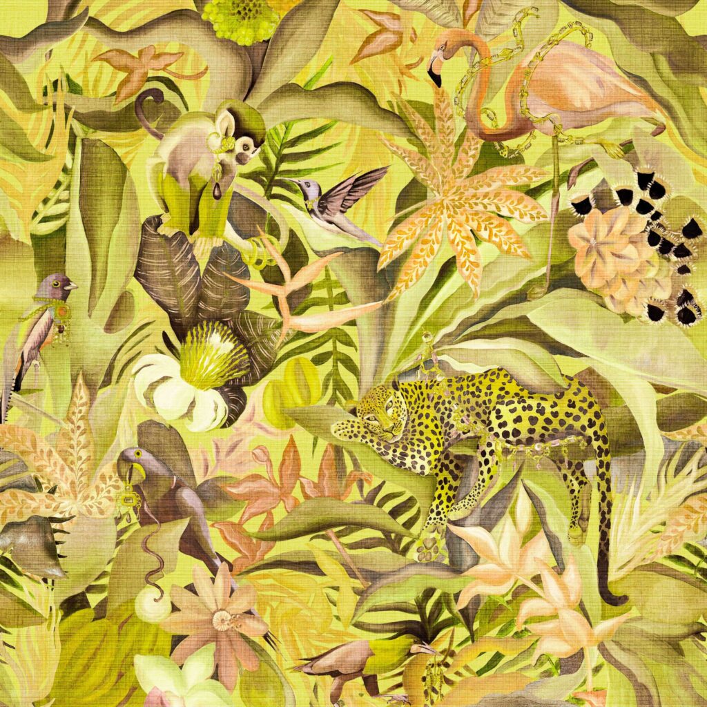 Illustratief Elitis-behang uit de Matieres Vegetales Costalegre-collectie met tropische dieren en weelderige planten in warme groentinten.