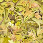 Illustratief Elitis-behang uit de Matieres Vegetales Costalegre-collectie met tropische dieren en weelderige planten in warme groentinten.