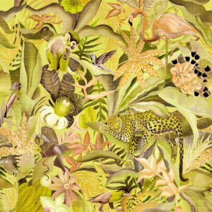 Illustratief Elitis-behang uit de Matieres Vegetales Costalegre-collectie met tropische dieren en weelderige planten in warme groentinten.