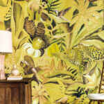 Sfeervolle kamer met Elitis Costalegre behang met tropisch jungle-thema in geelgroene tinten en exotische dieren.