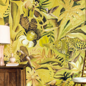 Sfeervolle kamer met Elitis Costalegre behang met tropisch jungle-thema in geelgroene tinten en exotische dieren.