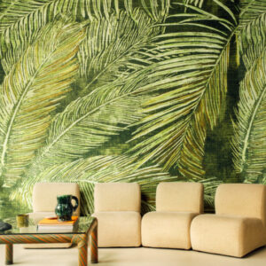 Moderne zithoek met lichtbeige fauteuils en een groen Elitis Manihi behang met groot palmbladmotief.
