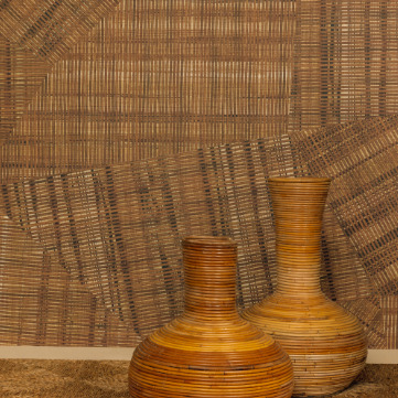 Twee rotan vazen staan voor een muur met Elitis behang uit de Matieres Végétales collectie in het design Speranza VP 987 01.
