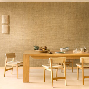 Eetkamer met houten meubilair en Elitis-behang Matières Végétales VP 986 03 in natuurlijke tinten.