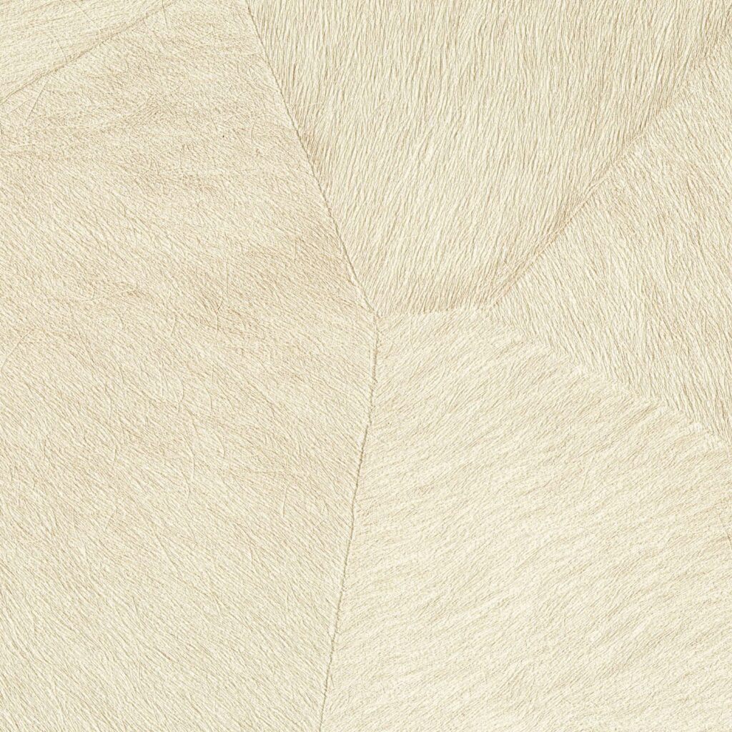 Beige Elitis Memoires Pampa VP 967 01 behang met een subtiele patchworktextuur van fijne haartjes.