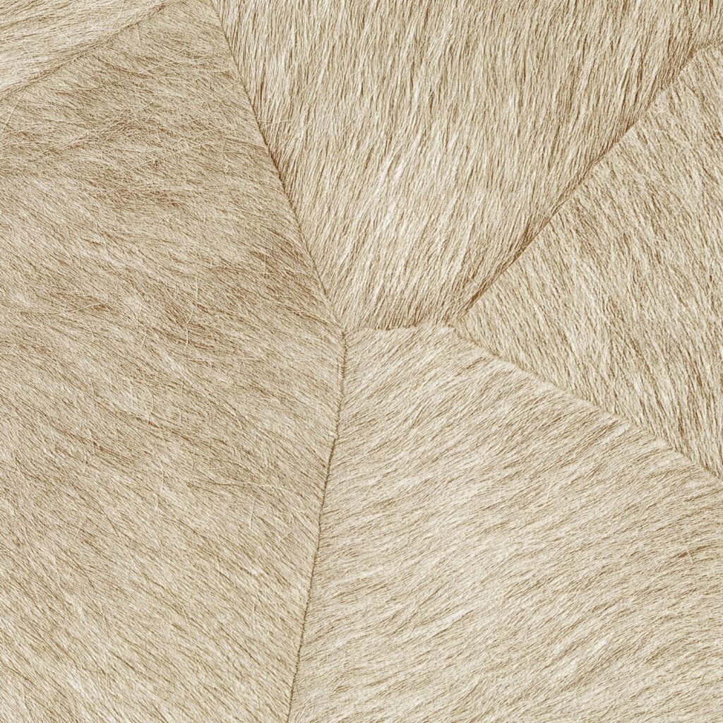 Close-up van Elitis behang "Mémoires Pampa VP 967 02" met een textuur die lijkt op zacht, beige dierenhaar in een geometrisch patroon.