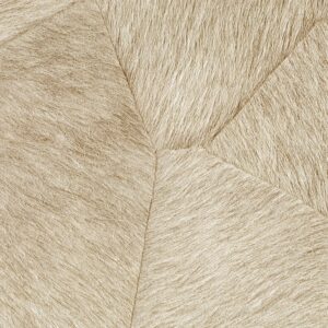 Close-up van Elitis behang "Mémoires Pampa VP 967 02" met een textuur die lijkt op zacht, beige dierenhaar in een geometrisch patroon.