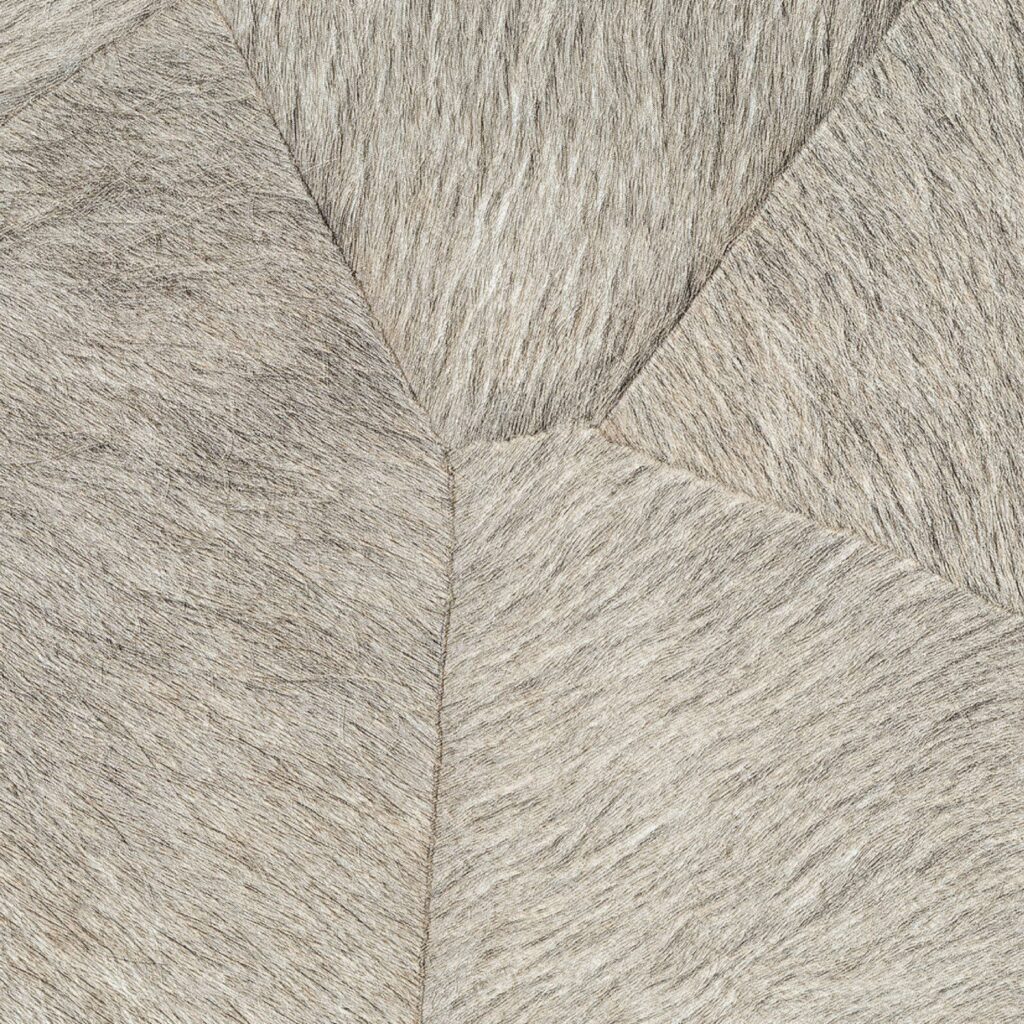 Close-up van Elitis behang uit de Memoires Pampa collectie (VP 967 04) met een patroon van zachtgrijze, haarachtige textuur in geometrische vormen.