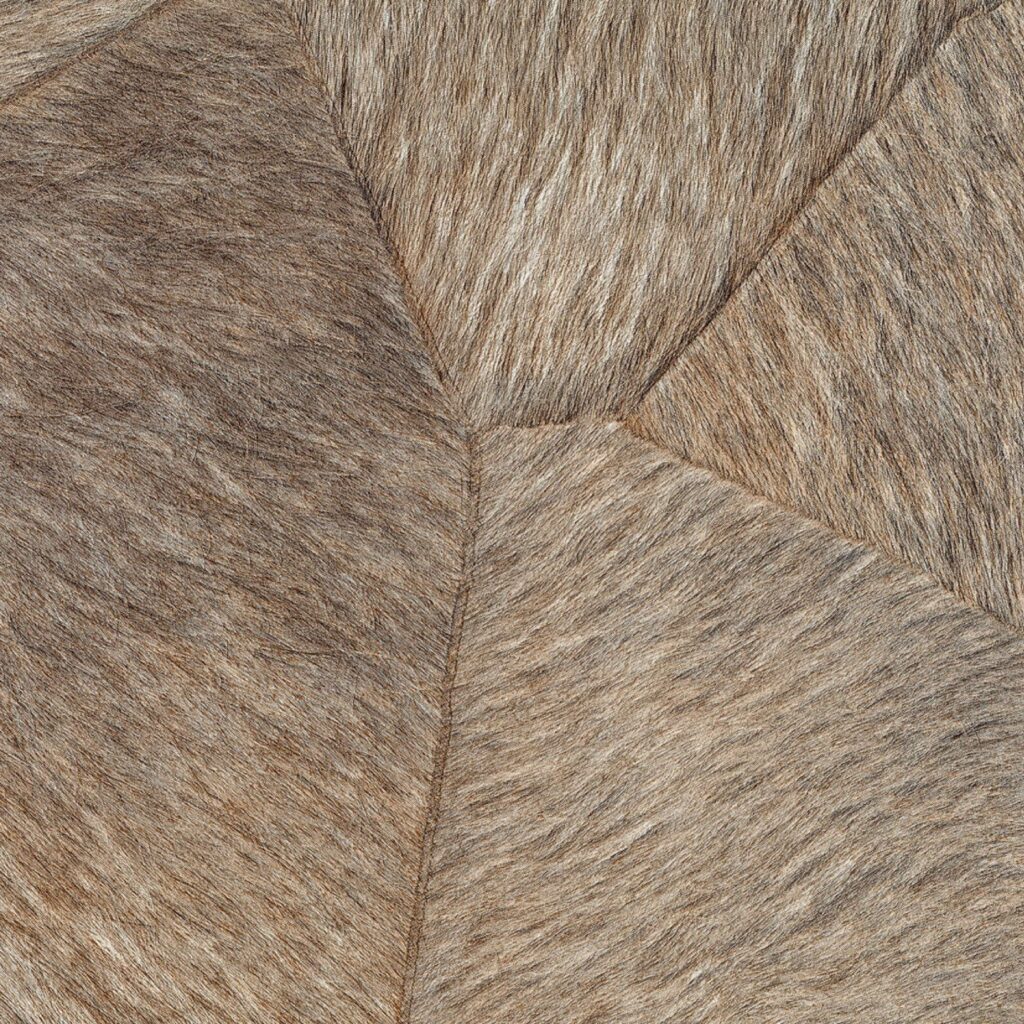 Detail van Elitis behang uit de Memoires Pampa collectie met een patroon van natuurlijke, bruingrijze harige textuur.