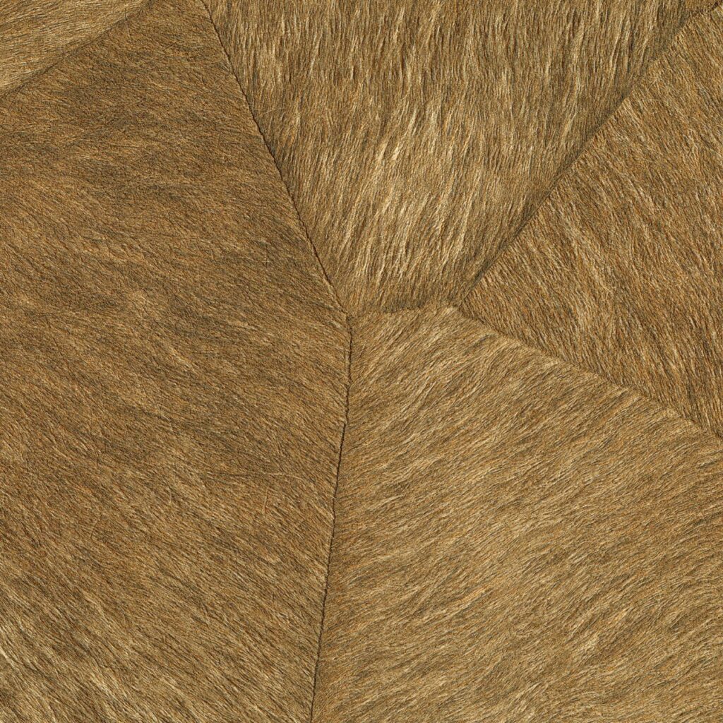 Detail van Elitis behang Memoires Pampa VP 967 15 met een patroon van goudbruine, op dierenhuid lijkende textuurvlakken.