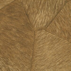 Detail van Elitis behang Memoires Pampa VP 967 15 met een patroon van goudbruine, op dierenhuid lijkende textuurvlakken.