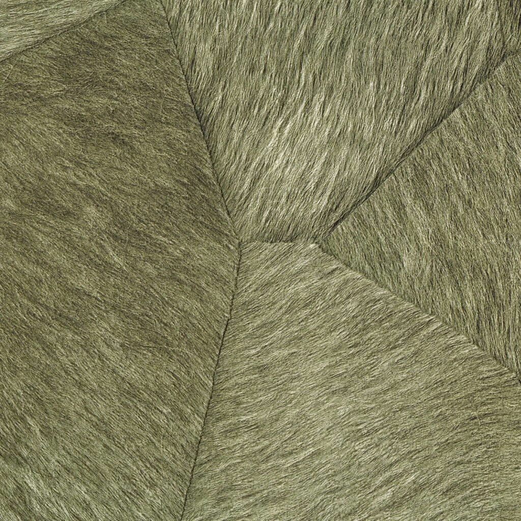 Detail van Elitis-behang Memoires Pampa VP 967 60 met een textuur van groene, harige, geometrisch gevormde vlakken.