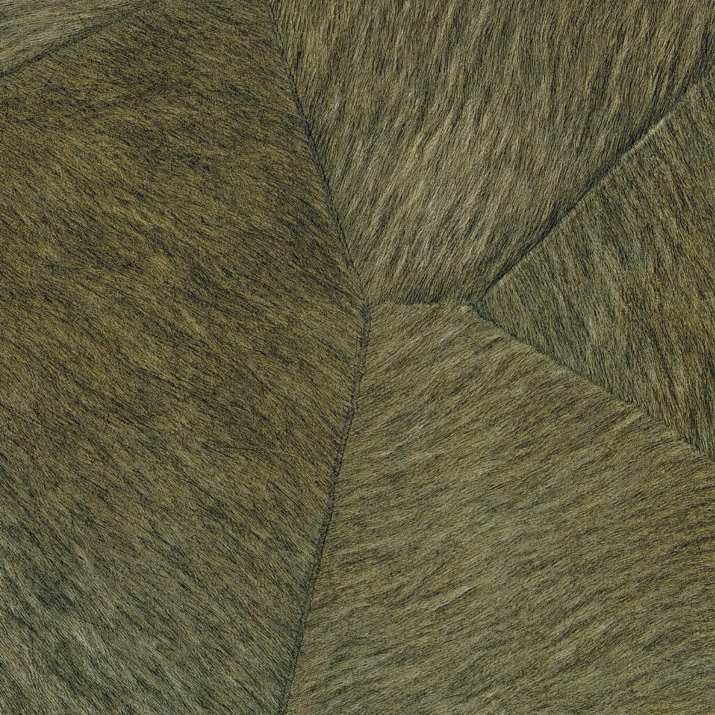 Detailopname van Elitis behang uit de Memoires Pampa collectie met textuur van gestikt groenkleurig dierenhaar.