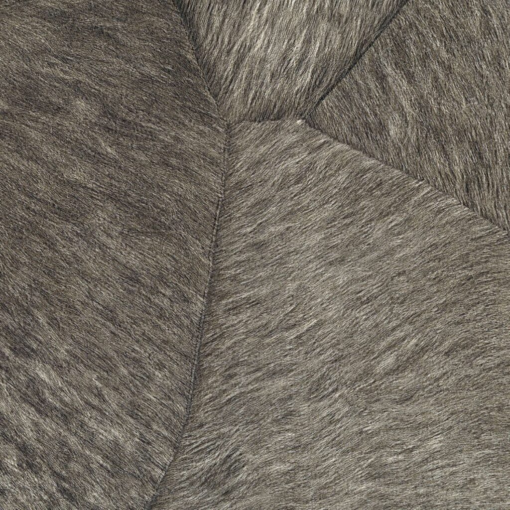 Detail van Elitis behang Memoires Pampa VP 967 81 met een patroon van overlappende grijsbruine harige textuurvlakken.