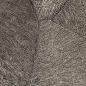 Detail van Elitis behang Memoires Pampa VP 967 81 met een patroon van overlappende grijsbruine harige textuurvlakken.