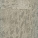 Grijs Elitis-behang met subtiel pantermotief en textuur, model Memoires Panthere VP 653 01.