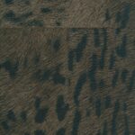 Behang met een panterprint-textuur in donkere bruin- en zwarttinten uit de Elitis Mémoires-collectie.