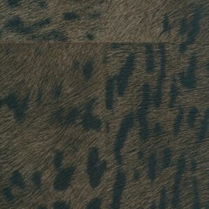 Behang met een panterprint-textuur in donkere bruin- en zwarttinten uit de Elitis Mémoires-collectie.