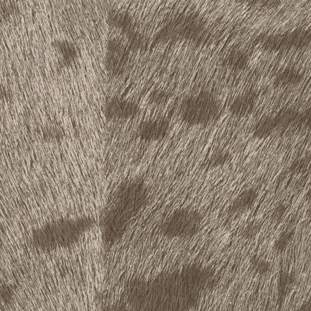 Behang met panterprintstructuur in bruine en beige tinten uit de Elitis Mémoires-collectie.