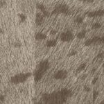 Behang met panterprintstructuur in bruine en beige tinten uit de Elitis Mémoires-collectie.