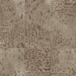 Behang met een glanzende, panterachtige textuur in warme bruintinten uit de Elitis Mémoires-collectie (Panthère VP 653 11).