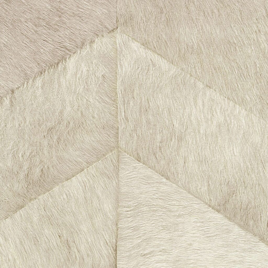 Close-up van Elitis behang uit de Memoires Santa Fe collectie (VP 968 02) met een geometrisch patroon en textuur die op dierenhuid lijkt.