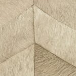 Beige Elitis behang uit de Memoires Santa Fe collectie met een patroon van textuurvolle, haarachtige vlakken in visgraatmotief.