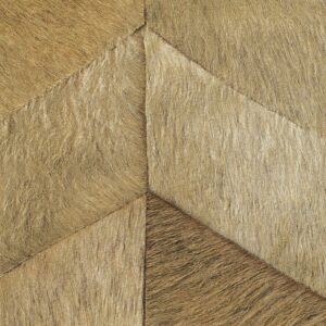 Detail van Elitis behang Memoires Santa Fe VP 968 05 met een patroon van diagonale vlakken in een textuur die op dierenhuid lijkt.
