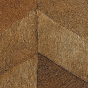 Detail van Elitis behang uit de Memoires Santa Fe collectie met een patroon van bruine en beige harige vlakken in visgraatmotief.