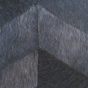 Close-up van Elitis behang uit de Memoires Santa Fe collectie met een geometrisch patroon in grijstinten en een textuur die op dierenvacht lijkt.