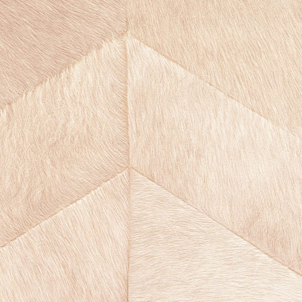 Licht beige Elitis behang uit de Memoires Santa Fe collectie met een patroon van diagonale, zachte textuurvlakken.